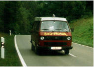 Roter T3 VW Bus mit NO FEAR Schriftzug