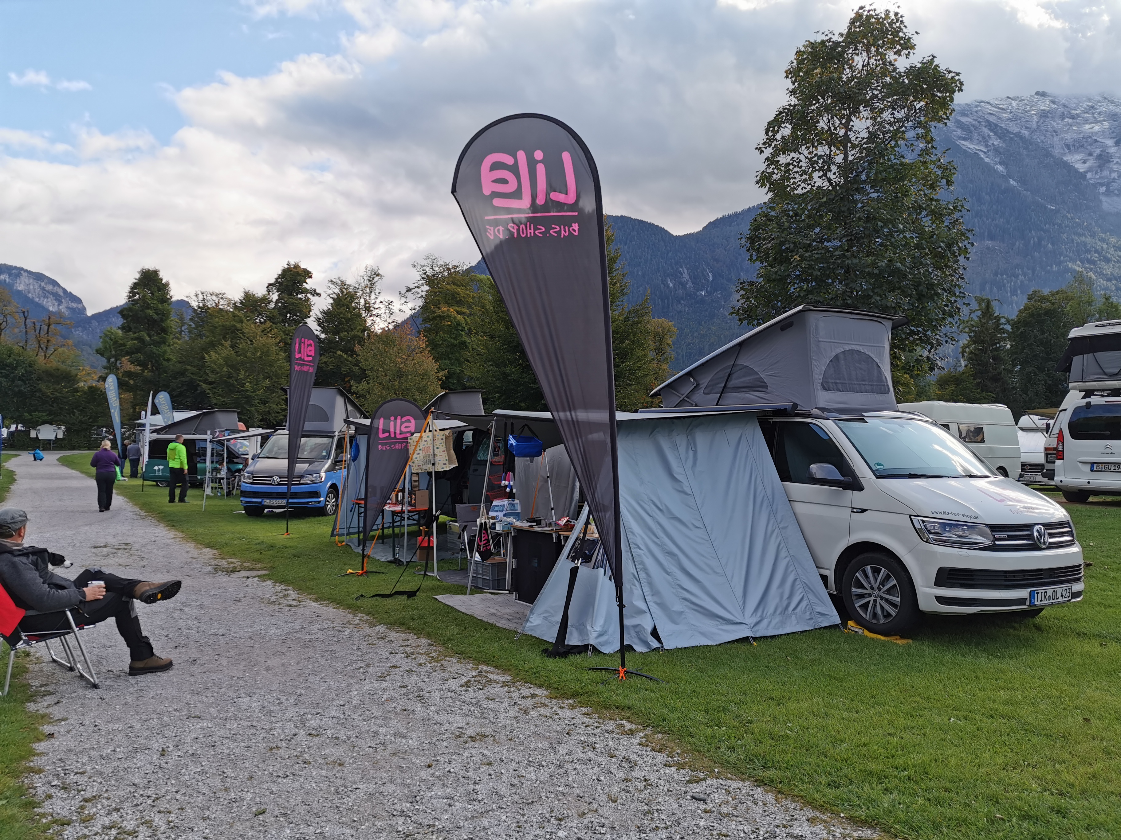 Verkaufsstand lila bus Shop am CVSM Lofer