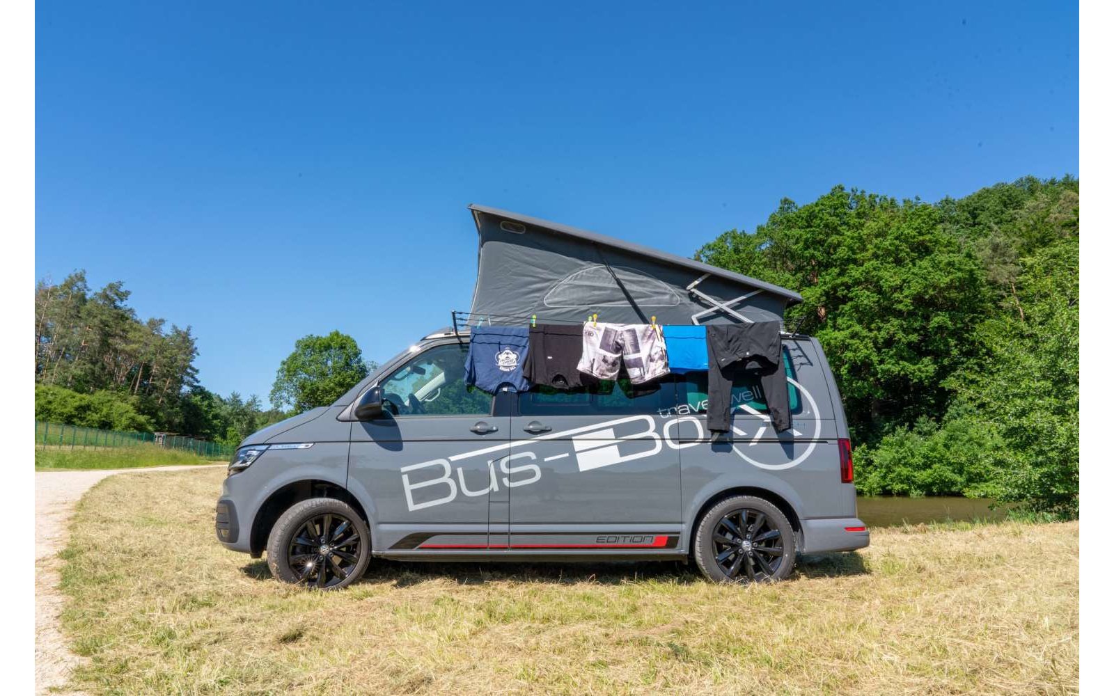 Montierte Wäscheleine an der Toprail VW California