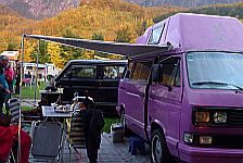 Fiamma F35 aufgebaut mit lila bus
