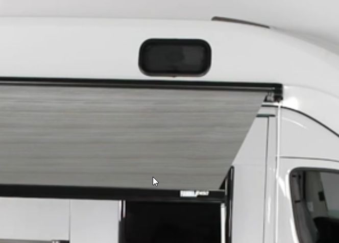 Ein Hochdach auf einem Fahrzeug mit montierter Markise