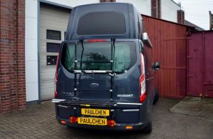 Ford Custom mit montiertem Fahrradträger an der Heckklappe
