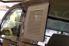 VW Bus mit montiertem Lüftungsgitter auf der Fahrerhseite Schiebefenster