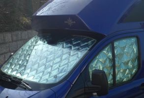Auénansicht Ford Custom mit montierten Thermomatten