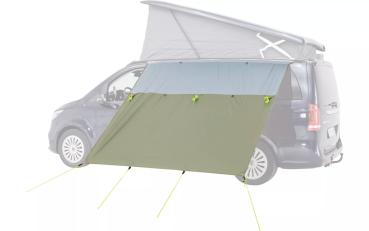 Outwell Hillcrest Tarp Sonnensegel in Grün, direkt an der Kederschiene des Fahrzeugs montiert und schräg zur Schattenspende abgespannt.
