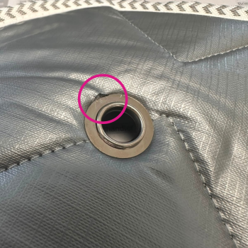 Preview: Detailansicht vom kleinen Loch im Stof