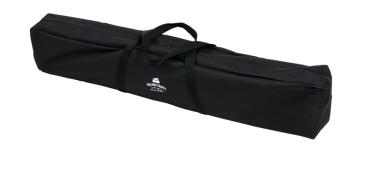 Schwarze Tragetasche mit HOLIDAY TRAVEL Logo für den zusammengeklappten Bambus-Campingtisch.