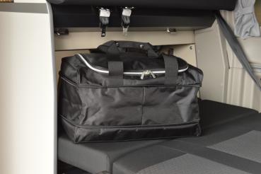 Reisetasche M mit geöffneten Reißverschluss in der Mitte damit die Tasche höher ist