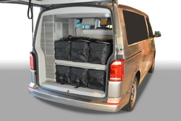 Geöffneter Kofferraum mit verstauten Taschen