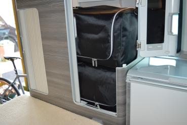 Kleiderschranktasche M im Schrank gestapelt