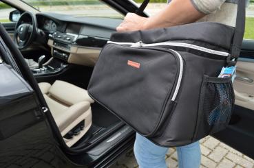 Kühltasche tragend um die Schulter