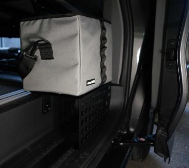 Stuva - das Trittstufenregal für den Ford Tourneo Custom V710 / VW neuer Transporter Fahrerseite