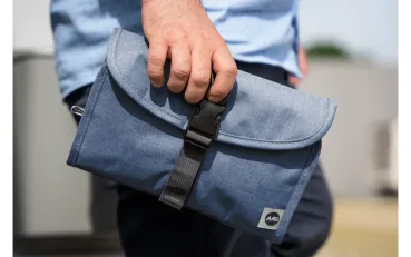 Washbag Kulturbeutel faltbar blau in der Hand