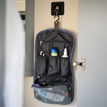 Preview: Washbag Kulturbeutel faltbar blau in der Hand