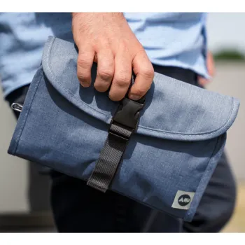 Preview: Washbag Kulturbeutel faltbar blau aufgeklapt mit Inhalt