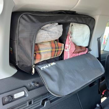 Fenstertasche, Packtasche Caddy 5 langer Radstand Beifahrerseite - Layzee geöffent mit Inhalt