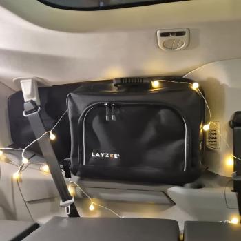 Montierte Packtaschen im Fahrzeug