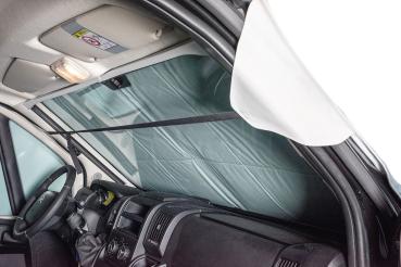 VanSpace Außenisolierung im Fahrerhaus montiert, passend für Citroën, Fiat, Opel, Peugeot, Toyota; Innenansicht mit teilgeöffneter Abdeckung.
