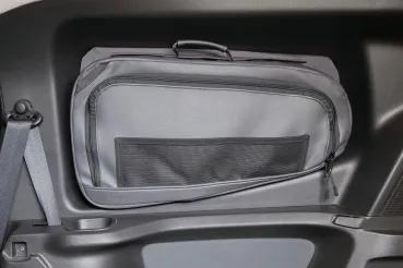 VanEquip Fensterpacktasche im Fahrzeug montiert mit geöffneter Tasche