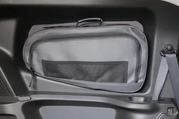 VanEquip Fensterpacktasche im Fahrzeug montiert