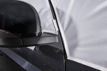 Detailaufnahme eines Außenspiegels am VW ID. Buzz mit silberner VanSpace Außenisolierung, die an der Türfalz anliegt.