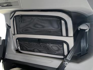 montierte Fensterpacktasche in hellbeige an einem VW T7