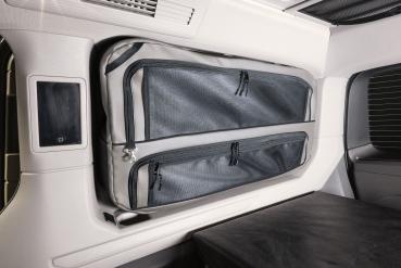 montierte Fensterpacktasche in hellbeige an einem VW T7