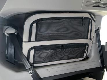 montierte Fensterpacktasche in hellbeige an einem VW T7