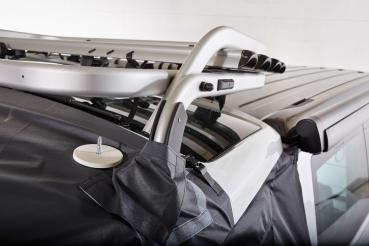 Detailaufnahme VanSpace Heckzelt „Kombi“ am Ford Custom V710 ab 2023, Zeltführung über montierten Fahrradträger gespannt.