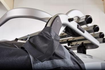 Preview: Detailaufnahme VanSpace Heckzelt „Kombi“ am Ford Custom V710 ab 2023, Zeltführung über montierten Fahrradträger gespannt.