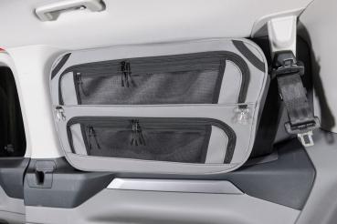 Montierte Packtaschen im Fahrzeug hellgrau