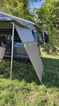 montiertes Seitenteil rechts an einer Markise