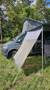 montiertes Seitenteil links an einer Markise