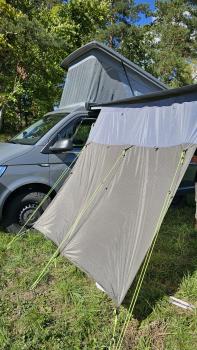 montiertes Seitenteil links an einer Markise