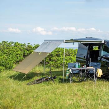 Outwell Hillcrest Tarp Sonnensegel in Grün, an Markise nach vorn abgespannt, erweitert deutlich den überdachten Nutzbereich.