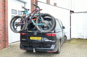 volkswagen-bus-t7-multivan-fahrradtraeger-mit-fahrrad