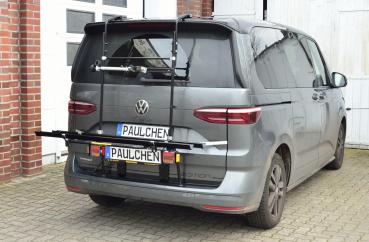 volkswagen-bus-t7-multivan-fahrradtraeger-mit-lichtleiste-in-ladeposition