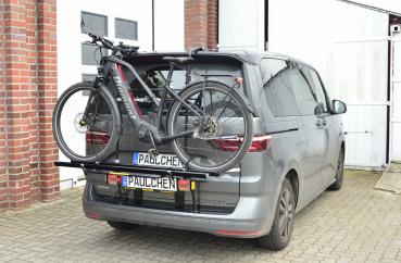 volkswagen-bus-t7-multivan-fahrradtraeger-und-lichtleiste-mit-fahrrad