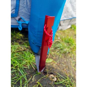 BasicNature Zelthering 'T-Stake' im Gras montiert