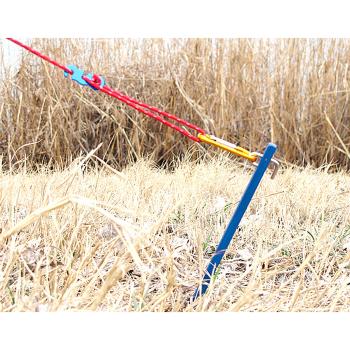 BasicNature Zelthering 'Steady' im Gras eingeschlagen
