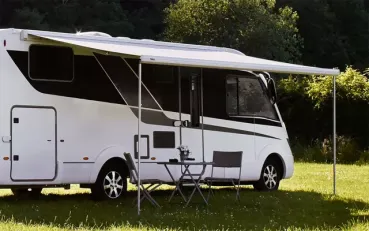 Thule Omnistor 5200 an Fahrzeug montiert