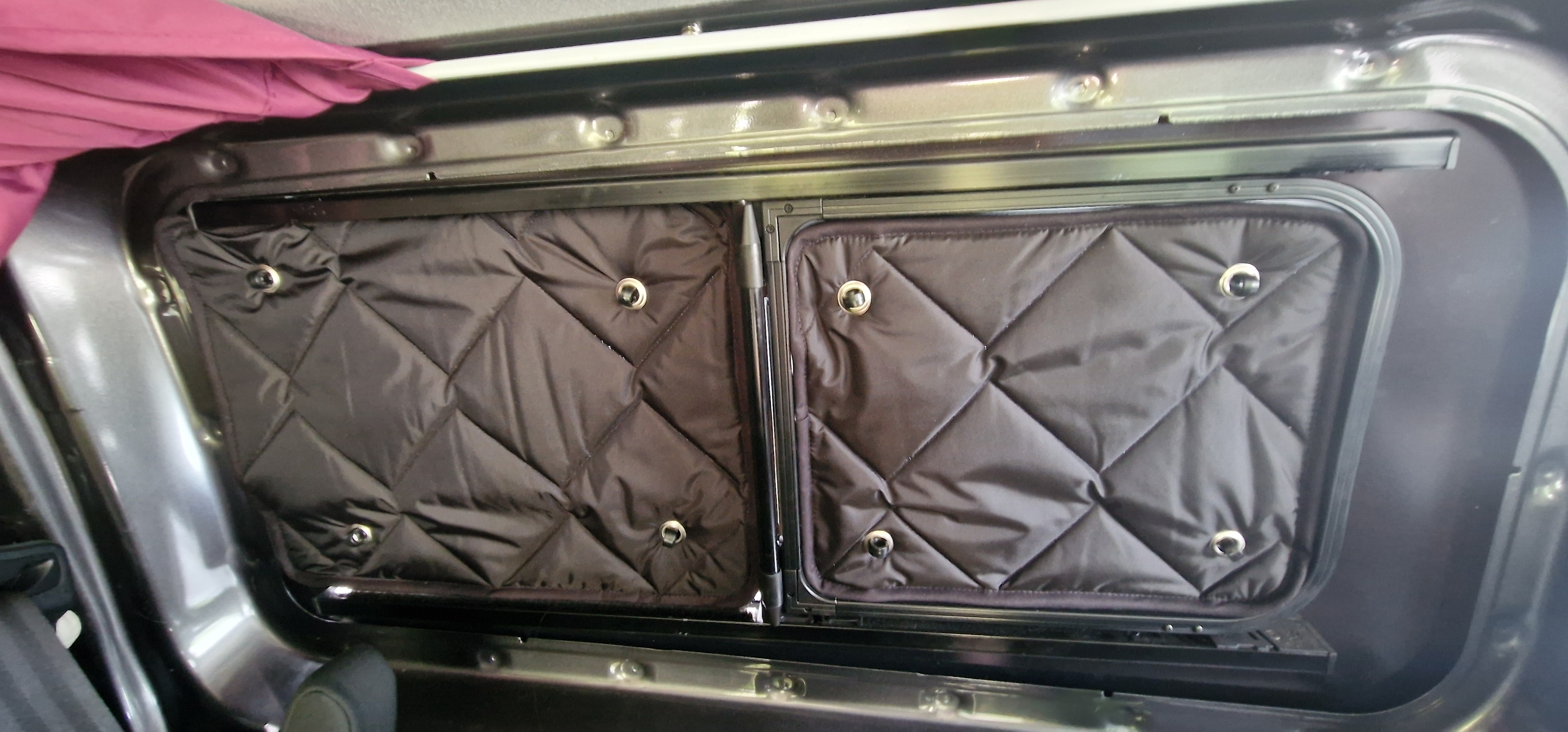 Fenster in Shipcar ohne Innenverkleidung im Ford Custom