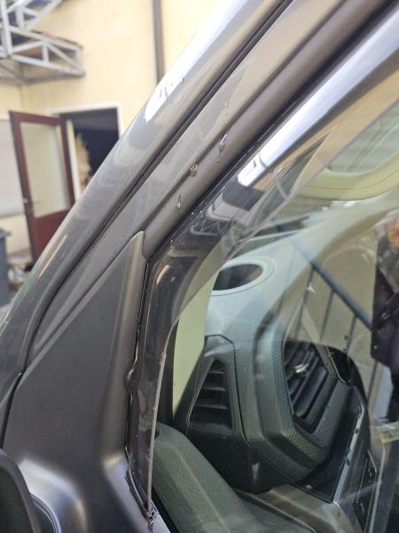 Farbbeispiel montierte Windabweiser