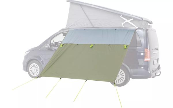 Outwell Hillcrest Tarp Sonnensegel in Grün, direkt an der Kederschiene des Fahrzeugs montiert und schräg zur Schattenspende abgespannt.