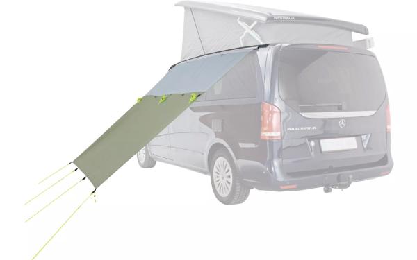 Outwell Hillcrest Tarp Sonnensegel in Grün, direkt an der Kederschiene des Fahrzeugs montiert und schräg zur Schattenspende abgespannt.