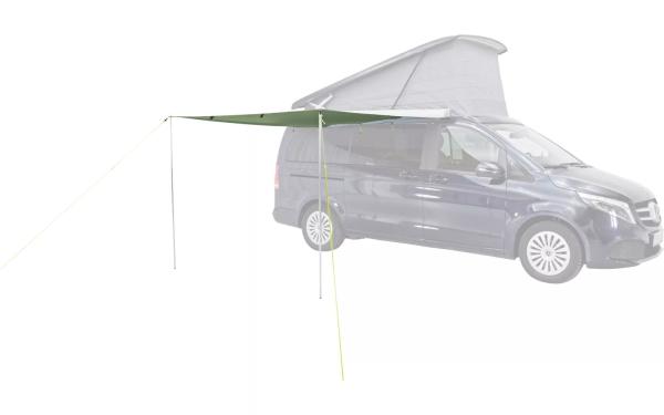 Outwell Hillcrest Tarp Sonnensegel in Grün, direkt am Fahrzeug montiert und nach vorn abgespannt als Schattenschutz nutzbar.