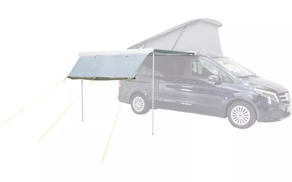 Grünes Outwell Hillcrest Tarp als Sonnensegel seitlich am Van montiert, mit zwei Stangen aufgespannt