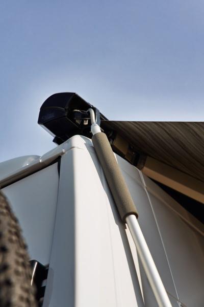 Fiamma Markise F80s Detailansicht von der Aufhängung der Kurbel