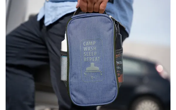 Washbag Kulturbeutel small blue in der Hand