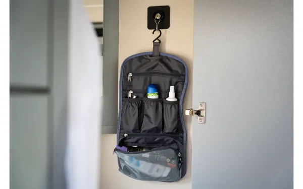 Washbag Kulturbeutel faltbar blau aufgeklapt mit Inhalt